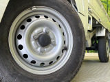 【純正12インチアルミホイール】外観にマッチした純正アルミホイールを装着しております。各種社外アルミホイールや、スタッドレスタイヤも取扱いしております。是非ご相談ください♪