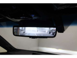 【デジタルインナーミラー】車両後方カメラの映像を映します。ヘッドレストや荷物などで視界を遮らずに後方を確認することができます。切替レバーを操作して通常のミラーモードに変更ができます。