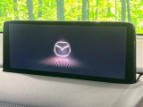 【10.25インチマツダコネクト】車内の雰囲気にマッチした大型ディスプレイ。スマホ接続でのナビ使用やBluetooth再生等、様々な機能が楽しめます。直感的なダイヤル操作が可能で、使い勝手も良好です。