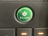ECON モードをON にするとアクセルペダルの動きに対するエンジンの反応とエアコンの制御を切り換えることで、燃費のいい運転をするドライバーがペダルを踏んだ時と同じようにエンジンを制御します。