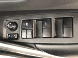 パワーウィンドのスイッチです。運転席に座りながら、助手席や後席の窓を開け閉めできるので大変便利ですよ。