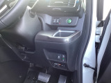 ETC2.0が標準装備です。高速道路の渋滞情報などをナビとリンクして画面でお知らせします。【安全装置】衝突被害軽減ブレーキ・横滑り抑制機能・路外逸脱制御機能も付いていますので安心です。