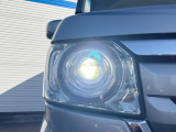 【LEDヘッドライト】悪天候や夜間走行時も良好な視界を確保し安心して運転できる高輝度LEDヘッドライトを装備!点灯速度が早く、消費電力も抑えられています。