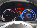 【メーターパネル】素早く車の情報が読み取れる、視認性に優れたシンプルなデザインのメーターパネルです。