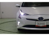 プリウスの特徴あるシャープな切れ長ヘッドライトはLED。前方の明るさを感知し、自動で切替わるオートハイビームを搭載しているので、面倒なライトの切替えは不要です。