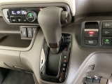 CVT車のセレクトレバーです。低速から高速まで、変速ショックのないスムーズな走りを実現するとともに、エンジン効率のよい領域を維持することで燃費にも貢献します。