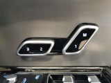 【メモリー機能付き電動シート】3パターンまでシートの位置を記憶させることができます。これで家族間でもスイッチ一つで自身の椅子の位置にセットできます。