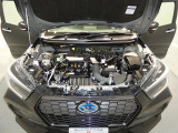 【HEVユニット】**ハイブリッドならではの効率的な走り。清掃されたエンジンルームが、お車を大切に管理してきた証です。冬道も頼もしい走行性能を発揮してくれます。