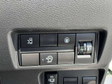 左側オートスライドドアの開閉スイッチが運転席にあるので、運転席に座ったままスライドドアの開閉が可能です◎荷物を持ったままドアを開けるとき、人を迎えに行ったとき想像してください。。。便利ですよね!