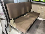 後部座席も気になるようなキズ・汚れやへたり等、大きなダメージはなく、良好な状態です。