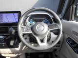 ステアリングハンドルです。オーディオコントロールスイッチが付いて運転中でも手元でオーディオの操作が出来て便利ですよ。