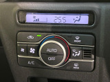 【オートエアコン】一度お好みの温度に設定すれば、車内の温度を検知し風量や温度を自動で調整。暑い&hellip;寒い&hellip;と何度もスイッチ操作をする必要はありません。快適な車内空間には必須の機能ですね♪
