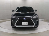 フロントビューは、スピンドルグリルの切り返し位置を高く置き、薄くシャープなアッパー部と分厚く堂々としたロア部を対比させ、鋭さと力強さを両立しています。