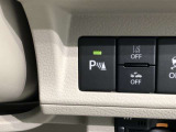 コーナーセンサーを車の前後に装備。障害物までの距離に応じて警告音を変えてお知らせ。縦列駐車時や駐車場・車庫などでの取り回しをサポートします。詳細は販売店スタッフまでおたずねください。