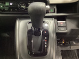 CVT車のセレクトレバーです。低速から高速まで、変速ショックのないスムーズな走りと、エンジン効率のよい領域を維持して燃費にも貢献します。サイドブレーキはスイッチ操作の電子制御パーキングブレーキです。