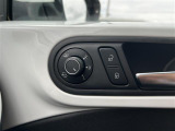 【電動格納ミラー】ドライバーの目線に合わせ、ミラーの上下左右調整が可能です。