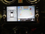 【全周囲モニター】 空から見見下ろしたような映像で周囲を確認。駐車時の不安を和らげ、狭い場所でも落ち着いて操作できます。日々の運転に確かな安心感を添える、頼もしいサポート機能です。