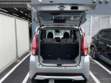 バックドアは大きく開きます。定員乗車時でも十分広いラゲッジスペースを確保しています