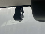 ☆フロントドライブレコーダーがついています。駐車時に当たりを検知すると録画を開始する機能がついています。