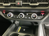 運転席/助手席シートヒーターで寒い日もすぐに温かくなり快適に過ごせます。3段階の温度調整が可能です