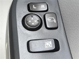 【電動格納ミラー】運転席のスイッチで、ドアミラーの開閉や角度の調整ができます。