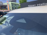 フロントガラスの上部には衝突軽減ブレーキの装置も付いており、より安全に運転を楽しんでいただくことができます。
