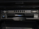 コンソール内一体型のビルトインETC装備!見た目の部分も良いですが、ETCカードの盗難防止になる設置箇所です!料金所の渋滞回避!時間帯・日によって料金の軽減を受けられます!ストレス知らずのドライブ!