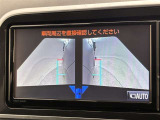 幅も大きいクルマなので、すれ違いも心配ですよね。バックカメラだけでなく、サイドカメラも装備しています。裏道のすれ違いの時なども、活躍してくれます。