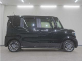 リアには左右スライドドアを採用。狭い駐車場でも開閉しやすく、強風の日でもドアが煽られにくくなっております。小さなお子さまやご年配の方も安心して乗り降りできます。