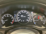 視認性に優れたメーターを採用しており、走行中でも車速や情報が分かりやすく表示されます。運転時の視線移動をむりのない範囲に抑え、快適で安心感のあるドライブをサポートします。
