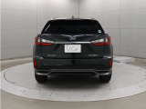 運転席およびバックドアのスイッチ、または電子キーの操作で、バックドアの自動開閉や一時停止が行えます。手動で閉める場合には、イージークローザーが機能し、しっかり閉じるようサポートします。