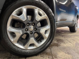 ●純正18インチアルミホイール:輸入車ならではの卓越した走りを支えるホイールと足回りです!日本車の走りに慣れている方にもぜひ体感して頂きたいほど、高いレベルでまとまっています!