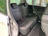 後部座席も気になるようなキズ・汚れやへたり等、大きなダメージはなく、良好な状態です。
