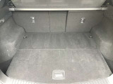 ラゲージルーム!後ろのシートは片方ずつ倒せます。乗る人や積む荷物に応じてアレンジが可能ですので多彩に使えてとても便利です。