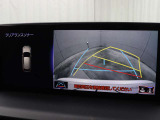 車庫入れや縦列駐車などの際に、後退操作の参考になるガイドラインをモニター画面に表示します