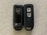 スマートキーを装備しています。鍵を差し込むことなくドアロックの開け閉めと、スタートボタン操作でのエンジンスタートができます。スペアキーも同じものを用意しております。