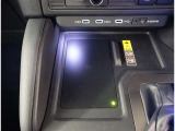 ワイヤレス充電機能で接続の手間いらず。スマートフォンなどをワイヤレスで充電可能です。
