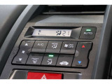 フルオートエアコンが装備されています!お好みの温度設定をするだけでエアコンの風量やモードの切り替えを自動でコントロールしてくれます!ユーザーの操作が少なく燃費走行にもつながります!