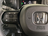 オーディオのチャンネル変更やボリュームなどの操作スイッチの他に、レフトセレクターホイールがついています。中央部を指先で上下に動かすことで、マルチインフォメーション・ディスプレイの各表示が確認できます。