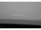ヘッドアップディスプレイ(HUD)です。運転に必要な情報をフロントガラスの視野内に投影することで視線を外さず確認できます。視線移動や焦点調節が少なくて済むので安全性の向上に貢献します。