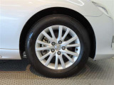 215/60R16インチの純正アルミホイールが装備されます