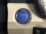 エンジンスタートスイッチです。キーが車内にあれば、エンジンの始動や停止はスイッチを押すだけ!キーを取り出す手間を省き、ワンプッシュで操作できるので簡単でスムーズです。