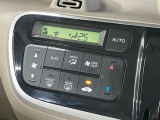 【オートエアコン】一度お好みの温度に設定すれば、車内の温度を検知し風量や温度を自動で調整。暑い&hellip;寒い&hellip;と何度もスイッチ操作をする必要はありません。快適な車内空間には必須の機能ですね♪