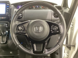 ハンドルにHondaセンシング系のクルーズコントロールやレーンキープアシストなどのスイッチと、オーディオの操作スイッチが装備されています。ハンドルから手を離さず安全に操作できます。