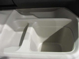 運転席側ドリンクホルダー付いています。