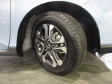 タイヤは ブリヂストン プレイズ  2024年製がついています。そして足元を精悍に引き締めるホンダ純正15インチアルミホイール、おしゃれは足元から、カッコイイですね!