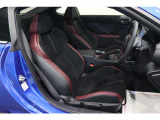 【運転席】ブラックを基調としたインテリアにブラック/レッドのハーフレザーシート(合皮/ファブリック※メーカー基準)。シートリフターで座面の高さを調整可能です。シートヒーター・社外フロアマット付。