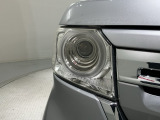 LEDヘッドライトは、点灯の瞬間から最大光量を発揮し、突然暗くなるトンネルなどでの安定感を高めます。