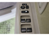 全ての窓が運転席から操作できます。今やほぼ当たり前ですが、無いと不便なアイテムですよね。ウインドウロックも備えています。
