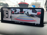 360度ビューカメラを搭載。4方の小型カメラの映像を処理し、車両真上からの映像に変換しています。